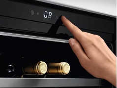 Встраиваемый винный шкаф AEG KWE884520M