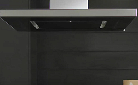 Установка наклонной вытяжки AEG